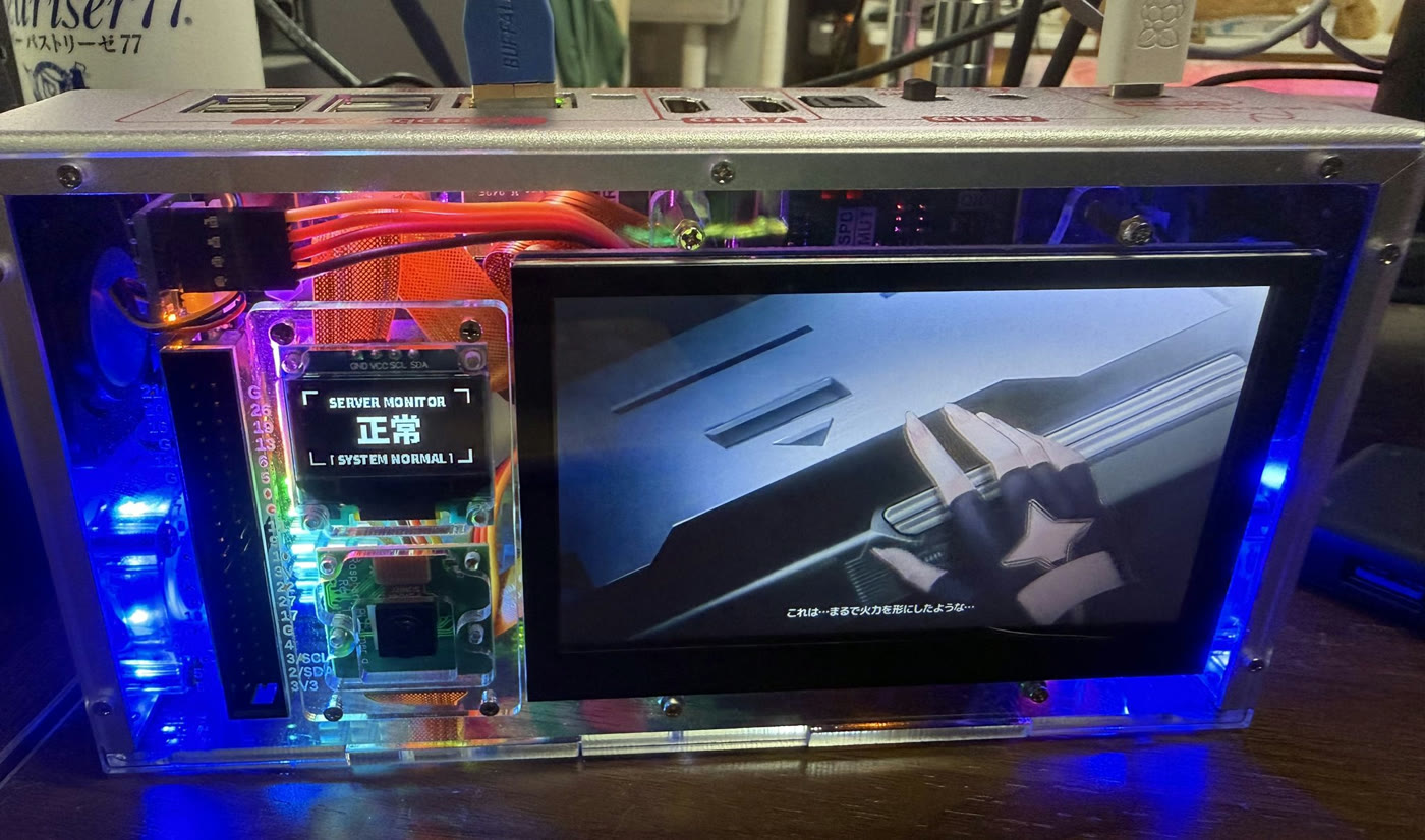 Pi 5 監視機。左の OLED が「正常」、右の 4.3 インチは動画再生中